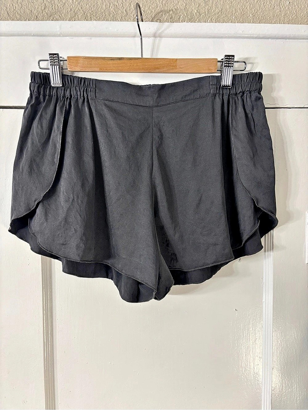 Lunya Washable Silk Tulip Shorts in Black/Gray Size Medium